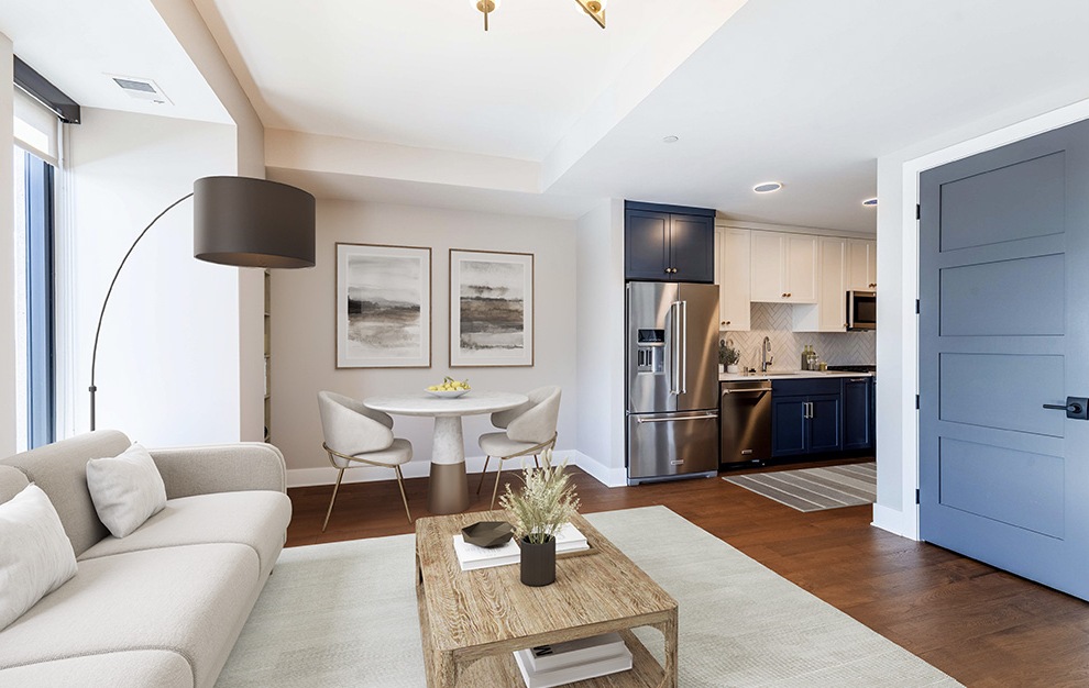 B4 - 1 bedroom floorplan layout with 1 bathroom and 749 square feet (Interior)